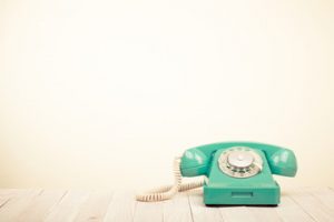 家庭電話機とは、その名の通り一般のご家庭で使われている電話機になり、最近ではSOHOなど個人事業主の方も使われていることがあります。 その一番の特徴は、局線が１外線（１つの番号）で使用するタイプの電話機になります。